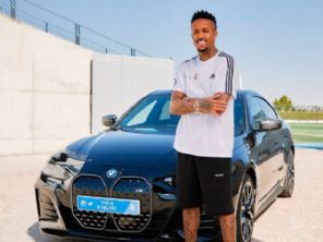 Jogadores do Real Madrid recebem seus novos carros da BMW